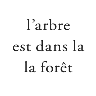 L'arbre est dans la forêt.