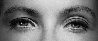Regard de Carole Bouquet.