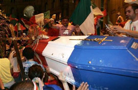 Cercueil tricolore.