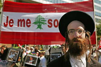 Juif hassidique participant à une manifestation à Montréal.