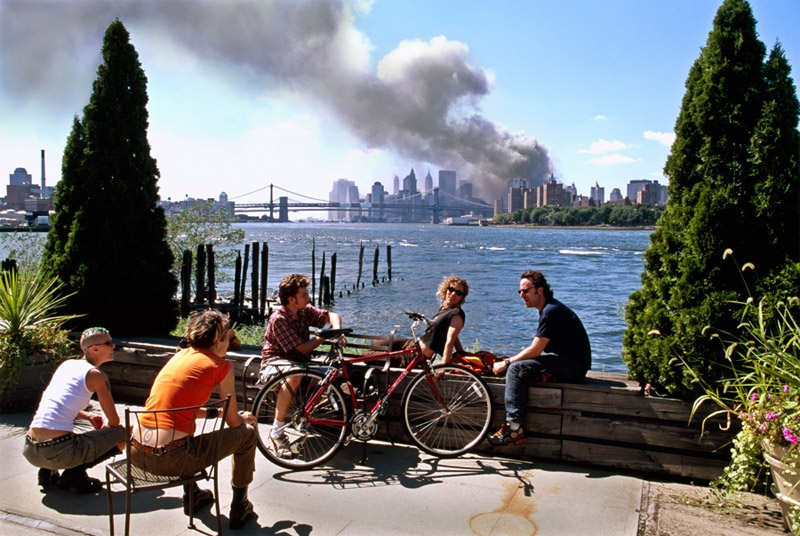 Thomas-Hoepker: Young people on the Brooklyn waterfront on Sept. 11