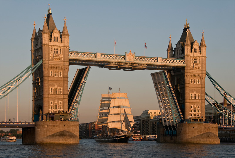 Trois-mâts Belem sous le Tower Bridge