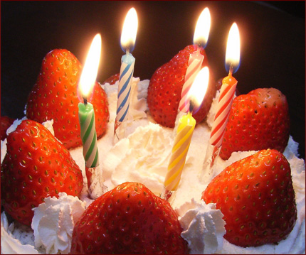 Cinq bougies sur un gâteau.