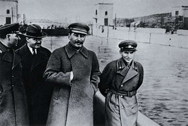 Joseph Staline et Nikolaï Iejov.